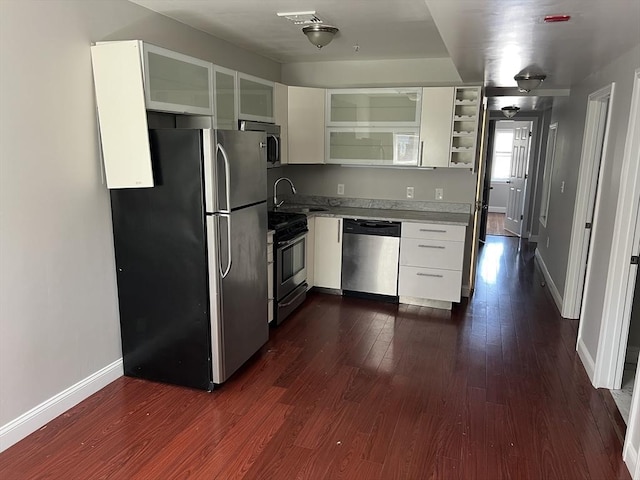 kitchen featuring a sink, stainless steel appliances, dark wood finished floors, visible vents, and baseboards