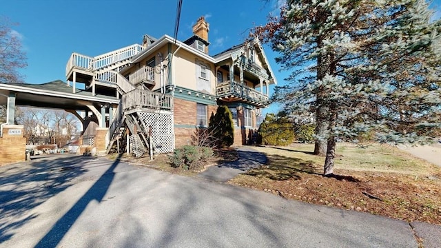 view of front of property with a balcony