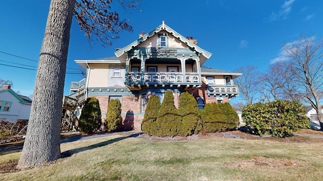 victorian home featuring a front yard