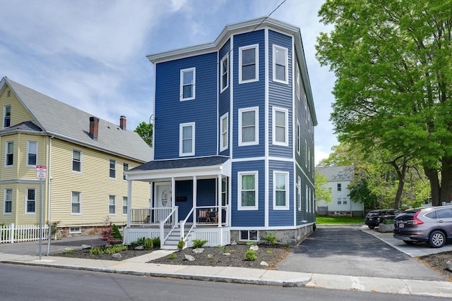 view of front of house featuring covered porch