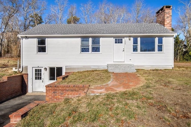 view of front of property with a front yard