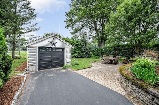 35 Warren Ave, Reading, MA 01867 - detached garage with driveway
