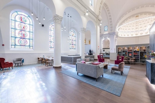 191 Washington St Unit 309, Boston, MA 02135 - lobby with a high ceiling