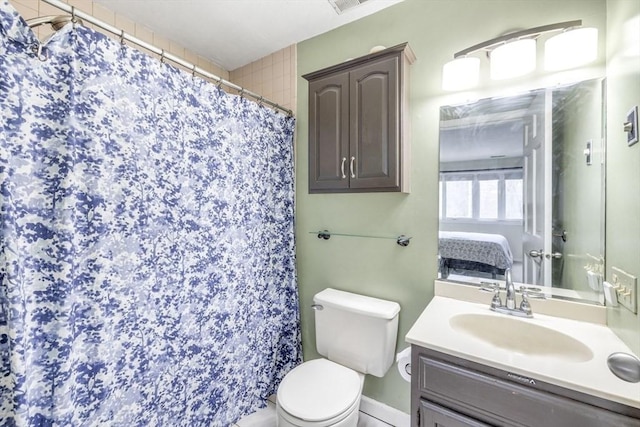 ensuite bathroom featuring toilet, curtained shower, ensuite bath, baseboards, and vanity