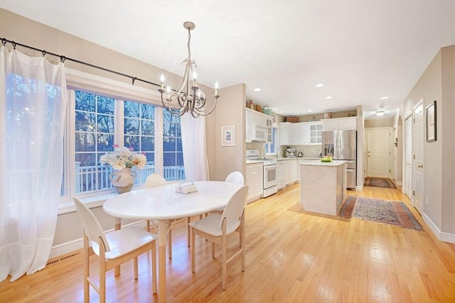 dining space featuring a notable chandelier, recessed lighting, visible vents, light wood-style floors, and baseboards