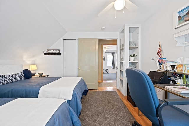 bedroom with light wood-style flooring, a desk, ceiling fan, and a closet
