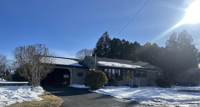 view of front of house featuring aphalt driveway