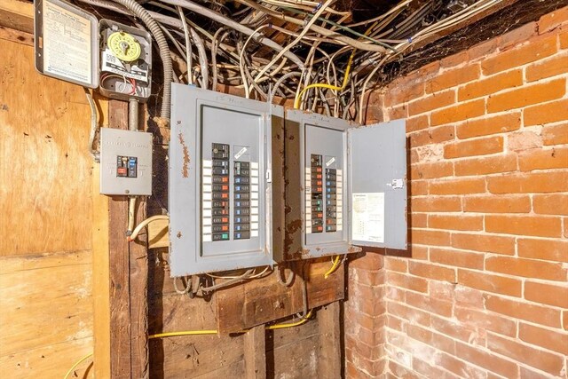 15 Green St, Gardner, MA 01440 - utilities with electric panel