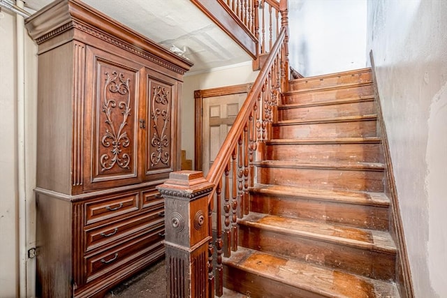 15 Green St, Gardner, MA 01440 - stairs with ornamental molding