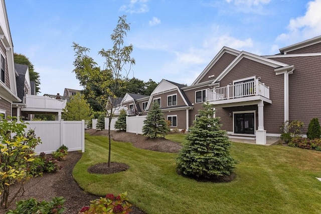 view of yard featuring a balcony