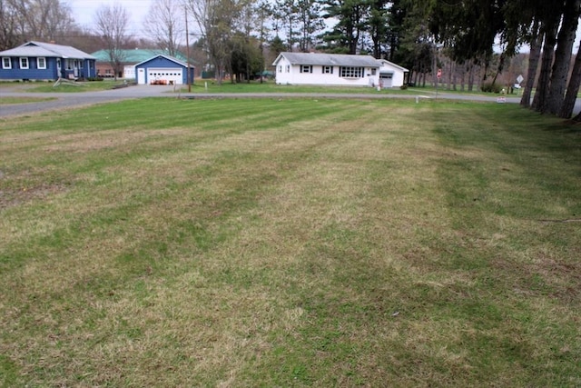 view of yard featuring a detached garage