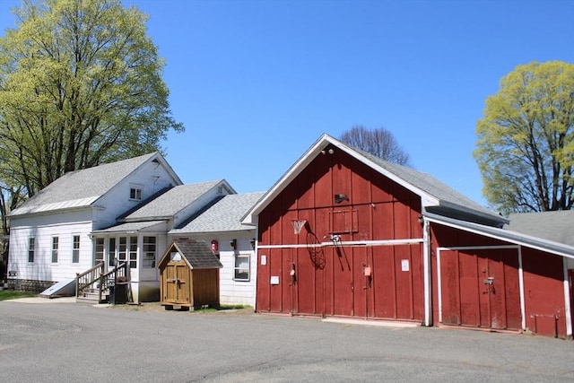 exterior space featuring a barn