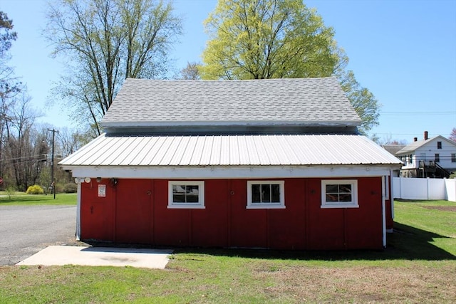 view of outdoor structure with fence and an outdoor structure