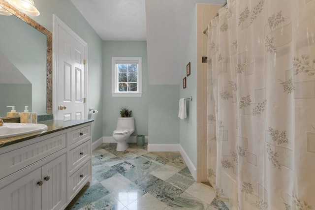 bathroom with toilet, baseboards, a shower with shower curtain, and vanity