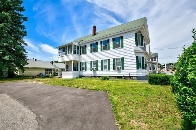 colonial house featuring a front yard