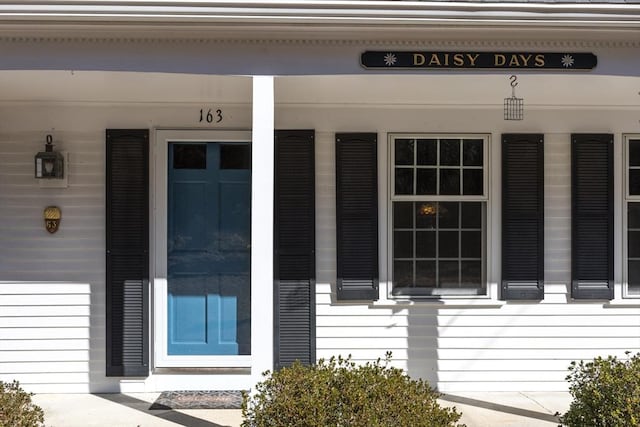 property entrance with covered porch