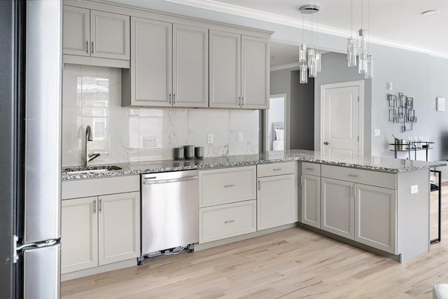 kitchen featuring appliances with stainless steel finishes, crown molding, hanging light fixtures, and light wood finished floors