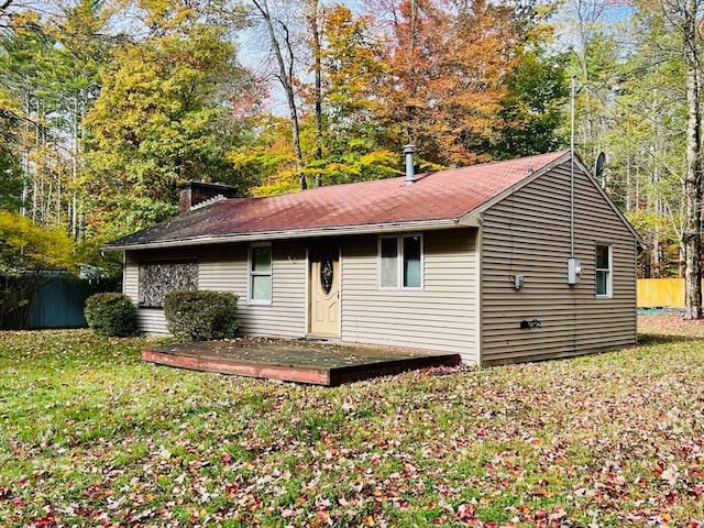 view of front of property featuring a front yard