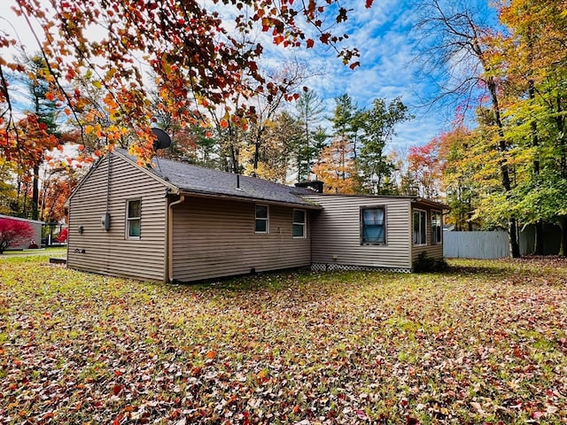 back of house featuring a lawn