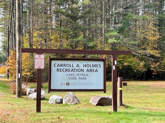 community / neighborhood sign featuring a lawn