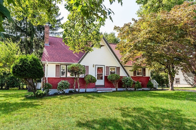 view of front of property featuring a front yard