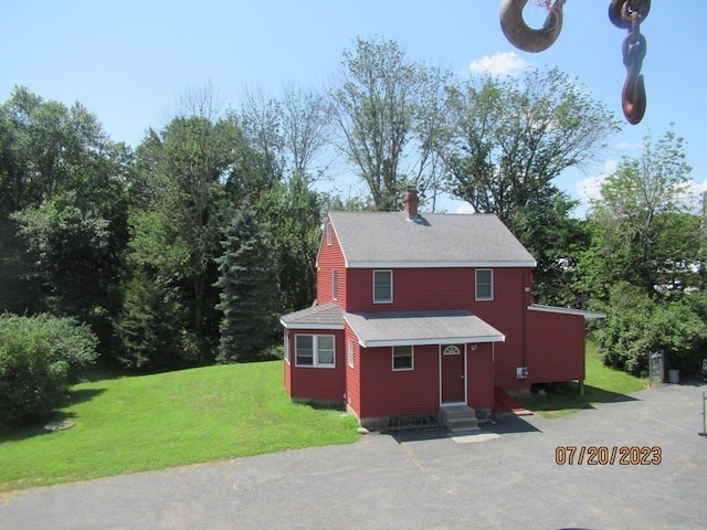 view of front facade featuring a front lawn