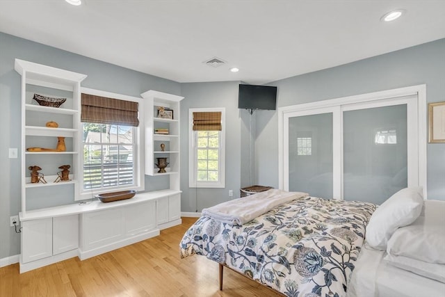 bedroom featuring baseboards, recessed lighting, light wood-style flooring, and visible vents
