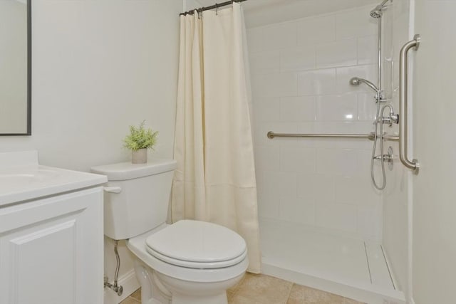 full bath with a tile shower, vanity, and toilet