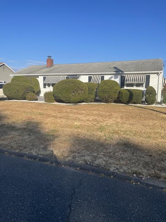 view of front of property with a front lawn