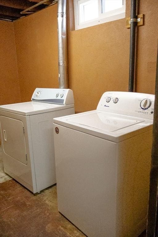 washroom with laundry area and washing machine and dryer