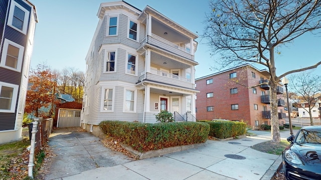 view of front of house with a balcony