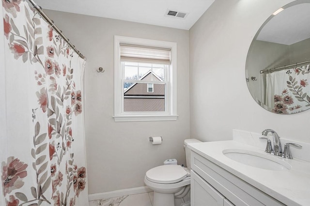 full bath with toilet, a shower with shower curtain, vanity, visible vents, and baseboards