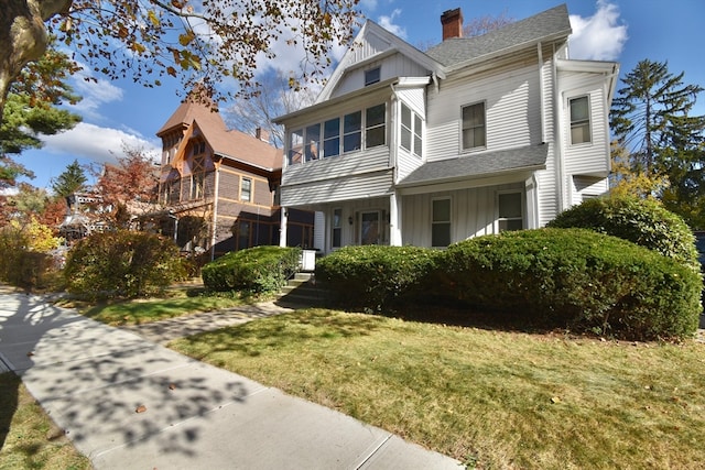 view of front of property featuring a front yard