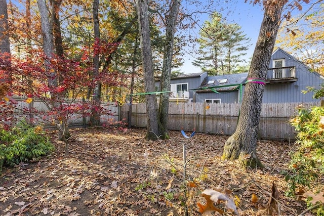 view of yard featuring a balcony