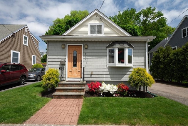 bungalow featuring a front yard