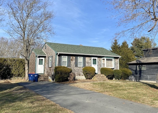 view of front of property featuring a front yard