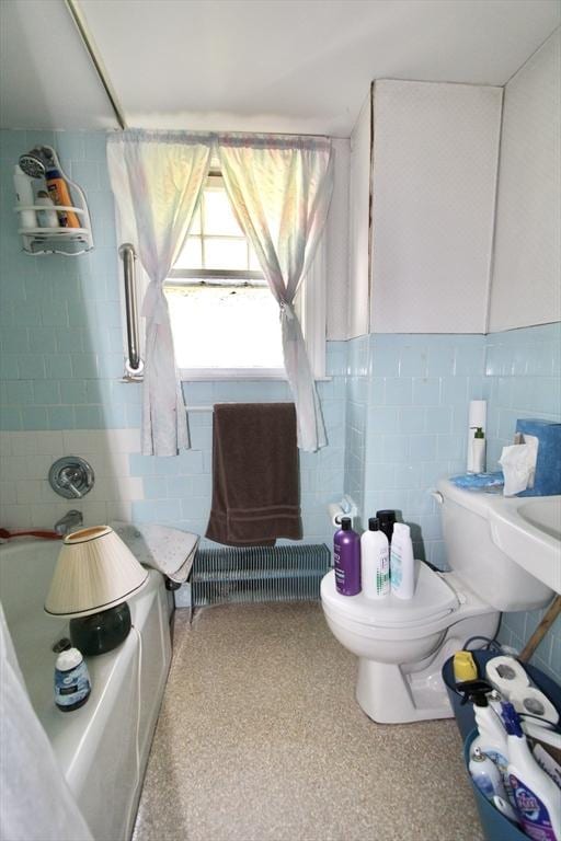 554 Wachusett St, Holden, MA 01520 - full bath featuring tile walls, toilet, and a bathtub
