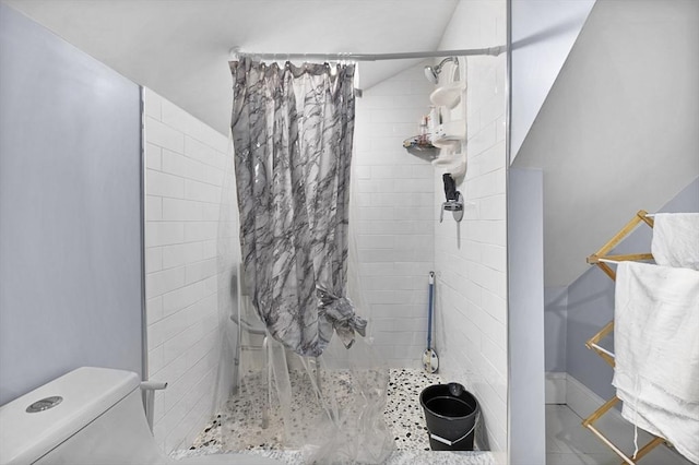 bathroom featuring a shower with curtain and toilet