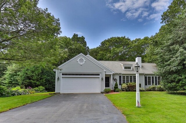 view of front of house featuring a front lawn and a garage