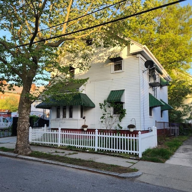 12 Payton St, Providence, RI 02905 - view of front of property featuring a fenced front yard