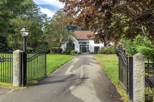 view of front of house featuring a front lawn