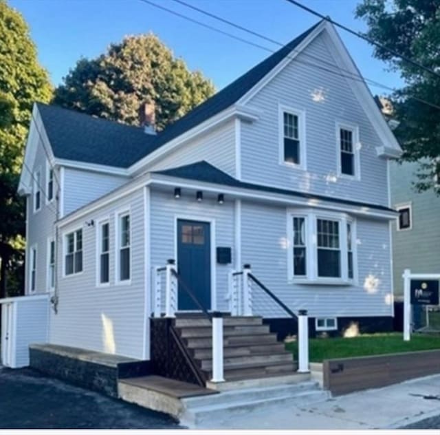 view of front of property with driveway