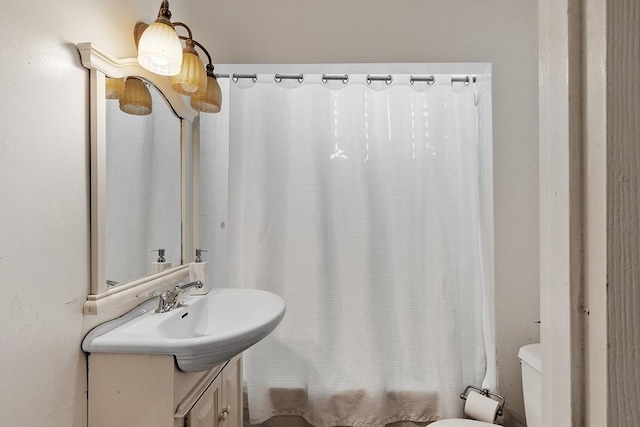 full bathroom featuring shower / tub combo with curtain, toilet, and vanity