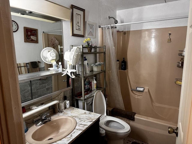 685 Oak St Unit 20-8, Brockton, MA 02301 - full bath featuring tasteful backsplash, toilet, vanity, and shower / bathtub combination with curtain
