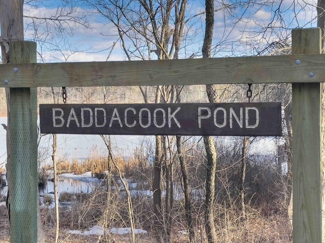 community sign featuring a water view