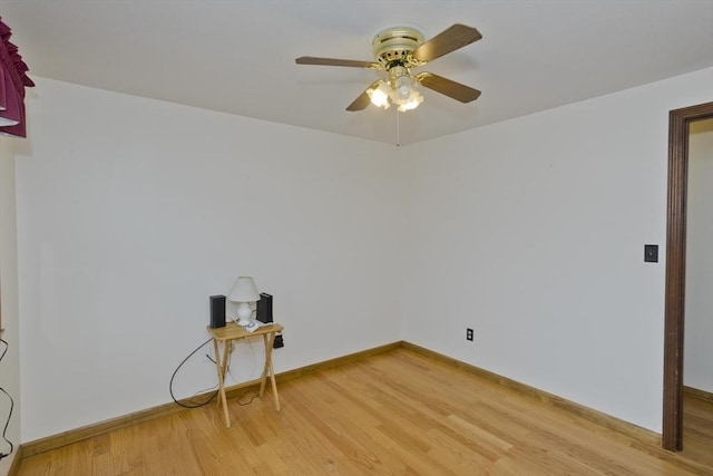 unfurnished room featuring light wood-style floors, baseboards, and ceiling fan