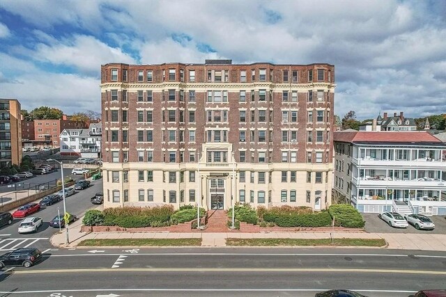 view of apartment building / complex