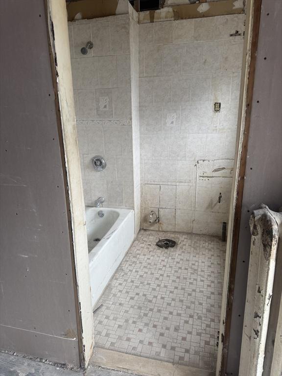 bathroom featuring shower / bathtub combination