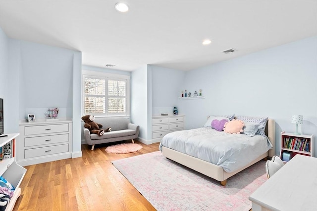 bedroom featuring light wood-type flooring, visible vents, baseboards, and recessed lighting