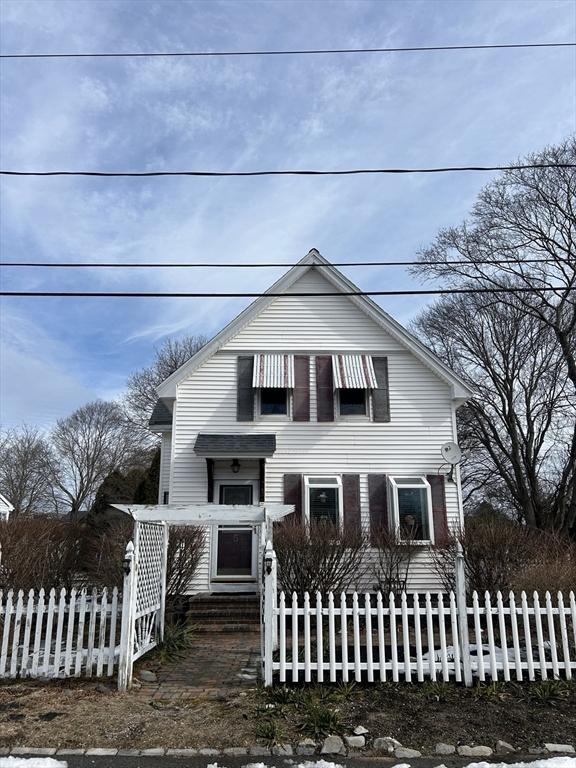 view of front of home featuring a fenced front yard